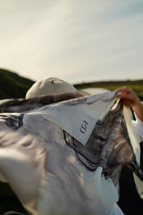 Persona con pañuelo al viento